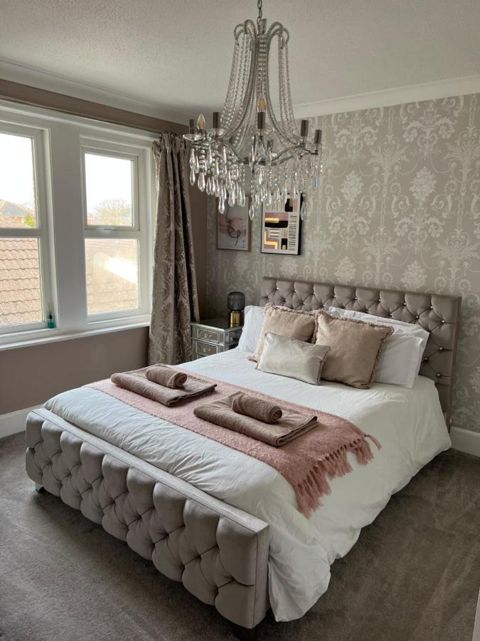 Spacious 4 Bed Rooms, Parking, Garden And Near Parks, Beaches And University Bournemouth Exteriér fotografie